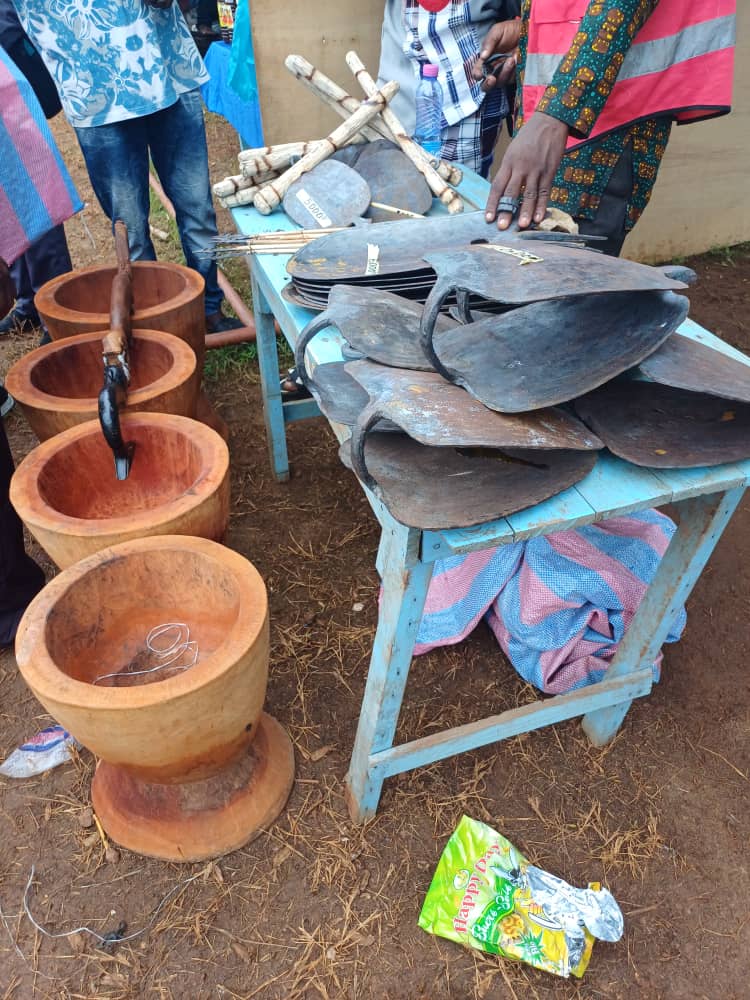 Mortiers, bols et objets en bois