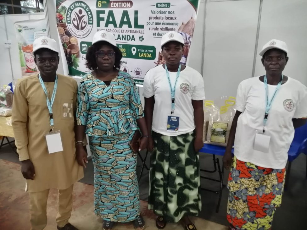 L’équipe de Terre et Mains d’Arts au stand de la Foire Agricole et Artisanale de Landa